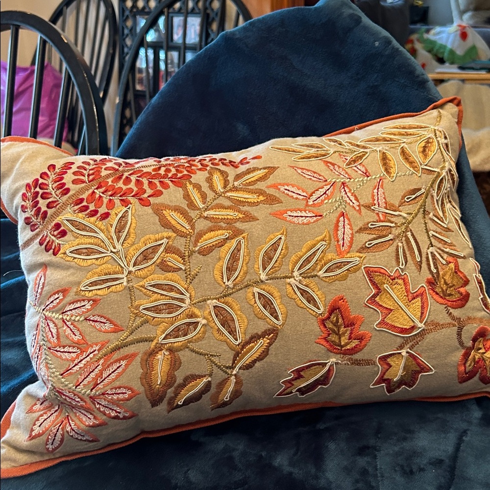 Embroidered pillow - Picture 8 of 10